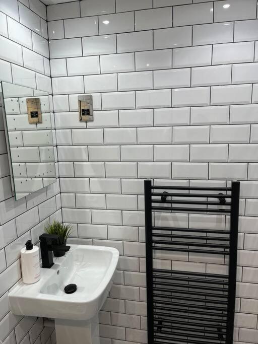 Cheerful 2 Bedroom Homely Apartment, Sleeps 6 Guest Comfy, 3X Double Bed, Parking, Free Wifi, Suitable For Business, Leisure Guest,Glasgow, Glasgow West End, Near City Centre Экстерьер фото