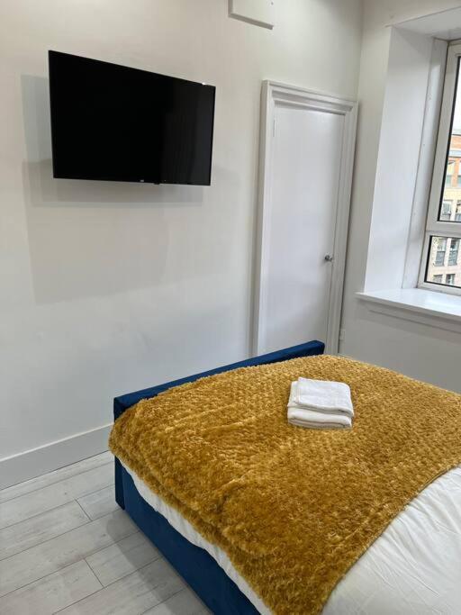 Cheerful 2 Bedroom Homely Apartment, Sleeps 4 Guest Comfy, 1X Double Bed, 2X Single Beds, Parking, Free Wifi, Suitable For Business, Leisure Guest,Glasgow, Glasgow West End, Near City Centre Экстерьер фото
