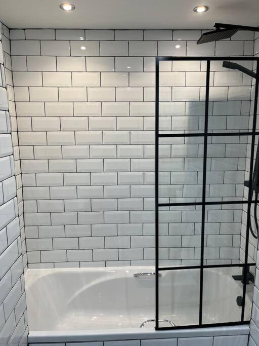 Cheerful 2 Bedroom Homely Apartment, Sleeps 6 Guest Comfy, 3X Double Bed, Parking, Free Wifi, Suitable For Business, Leisure Guest,Glasgow, Glasgow West End, Near City Centre Экстерьер фото