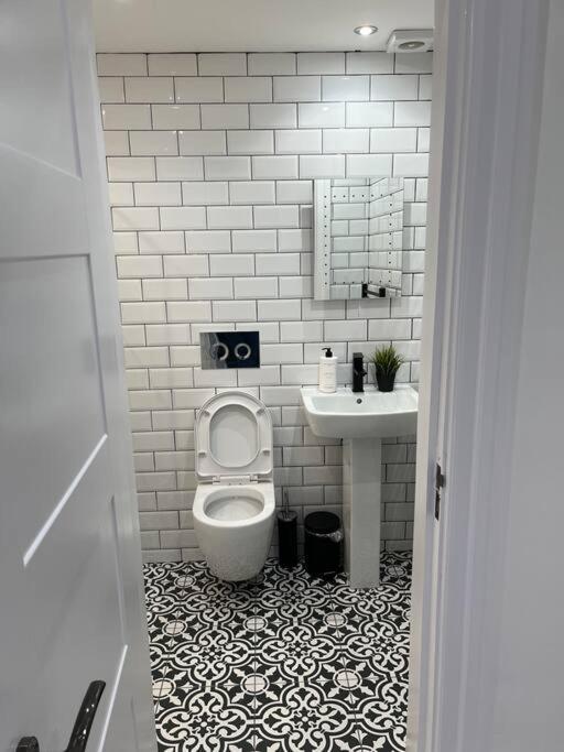 Cheerful 2 Bedroom Homely Apartment, Sleeps 6 Guest Comfy, 3X Double Bed, Parking, Free Wifi, Suitable For Business, Leisure Guest,Glasgow, Glasgow West End, Near City Centre Экстерьер фото